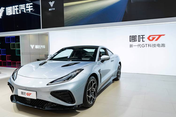 广州5哪吒汽车在智能汽车领域的表现，领途汽车在新能源汽车市场中的影响力